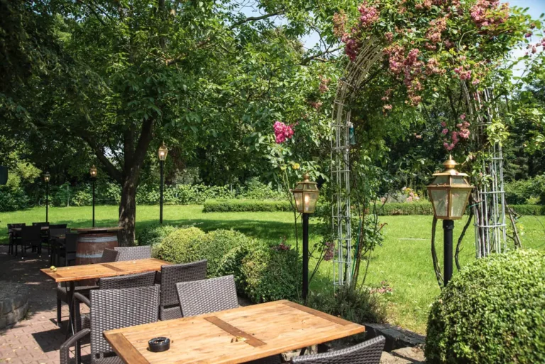 Sitzplätze im Gartenrestaurant des Landhotels Eurohof
