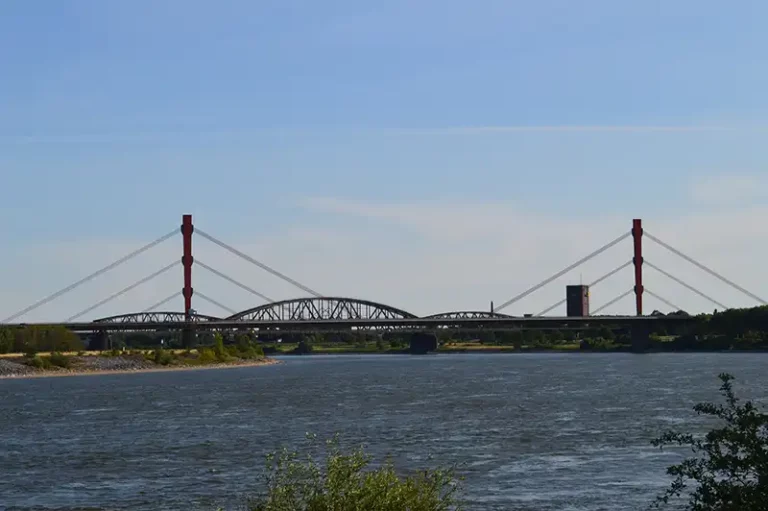 Blick auf Brücke am Rheinradweg