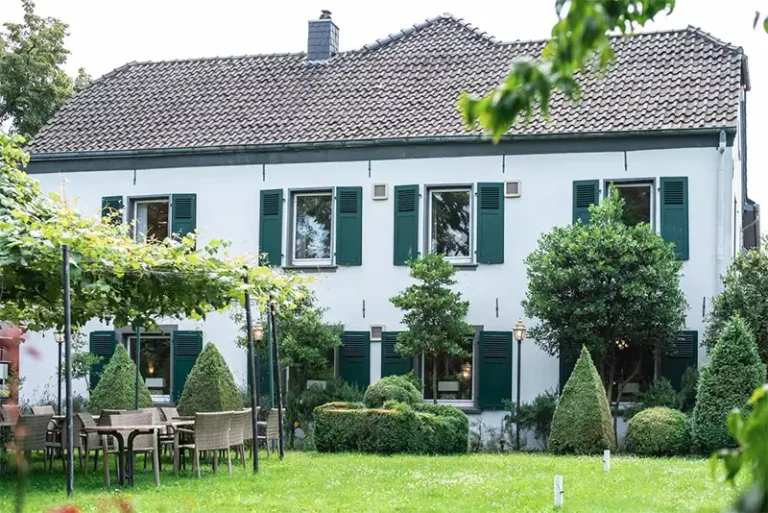 Außenfassade des Landhotels Eurohof Duisburg, Blick aus dem Garten